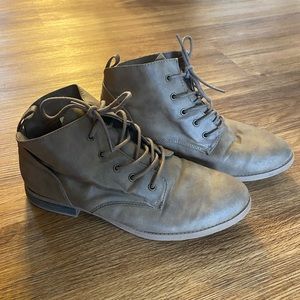 American Eagle women’s size 9 boots (booties)!!